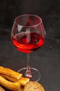 Loaves of bread and a glass of wine to exemplify one of the Spanish idioms