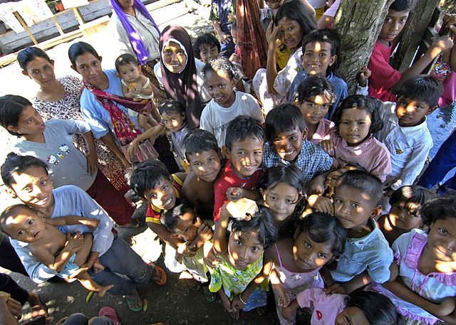640px-US_Navy_050115-N-9951E-146_Children_smile_and_gather_for_a_group_photo_in_the_town_of_Lamno_Sumatra.jpg