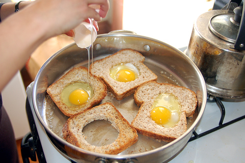 Making_eggs_in_basket.jpg