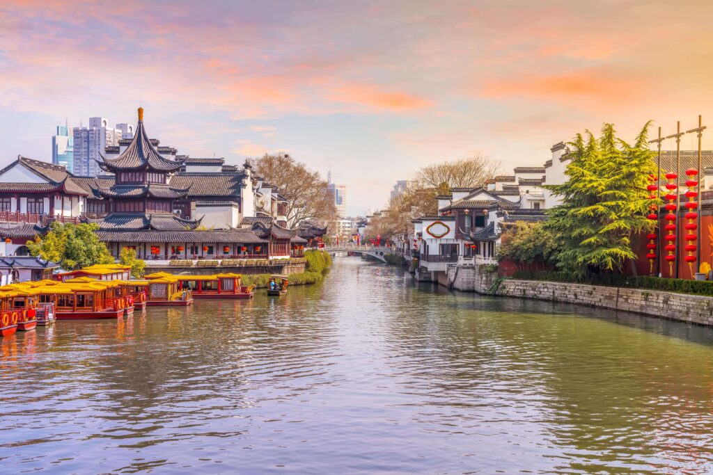 Chinese river & architecture where people can use Mandarin phrases