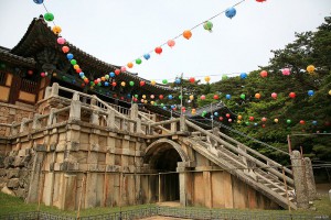 800px-Korea-Gyeongju-Bulguksa-Baegungyo_and_Cheongungyo-03-300x200.jpg