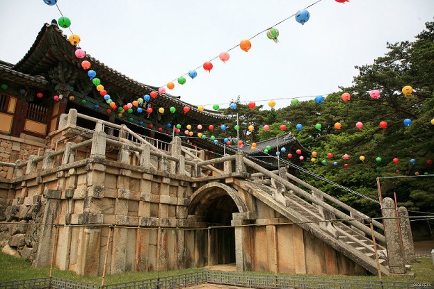 800px-Korea-Gyeongju-Bulguksa-Baegungyo_and_Cheongungyo-03-624x416.jpg