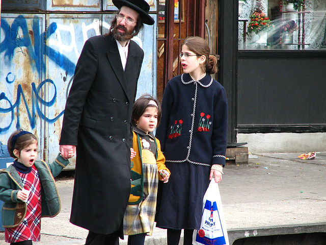 640px-Satmar_community_Williamsburg_brooklyn_new_york.jpg
