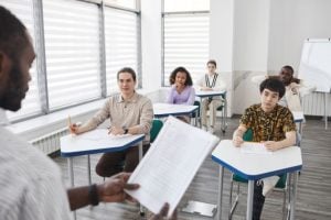 Tutor teaching a Portuguese lesson